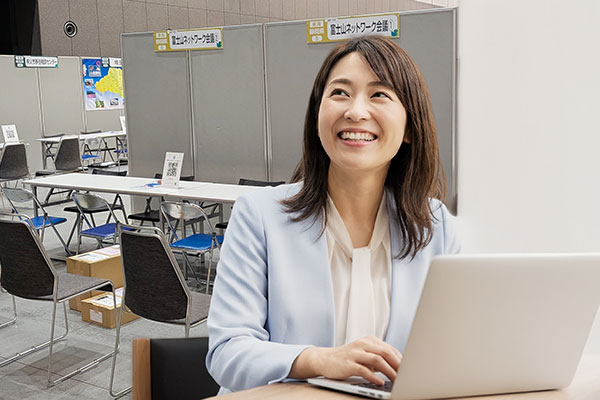 地方自治体主催の移住・Uターン合同就職フェア（150社規模）でSpot-Managerを活用した出展者管理の様子